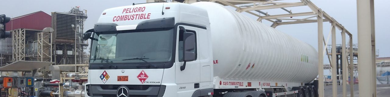 camión que transporta gas natural, de color blanco, se detuvo. A su alrededor, vemos un entorno de gas natural.