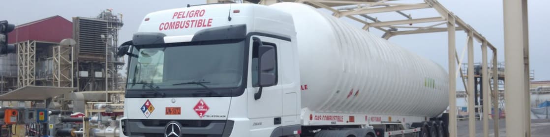 camión que transporta gas natural, de color blanco, se detuvo. A su alrededor, vemos un entorno de gas natural.