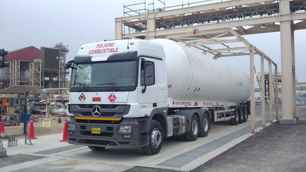 camión que transporta gas natural, de color blanco, se detuvo. A su alrededor, vemos un entorno de gas natural