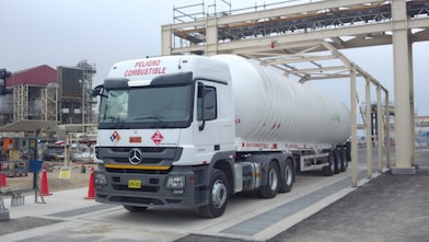 camión que transporta gas natural, de color blanco, se detuvo. A su alrededor, vemos un entorno de gas natural